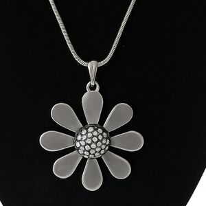 Silver Daisy Pendant Necklace
Beautiful silver-tone necklace